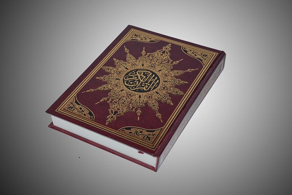 تمزيق القرآن وتخريب المسجد.. فيديو لامرأتين على 