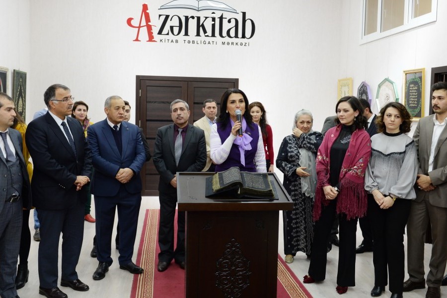Azerbaijan: Pameran Alquran Tulisan Tangan di atas Kain Sutra