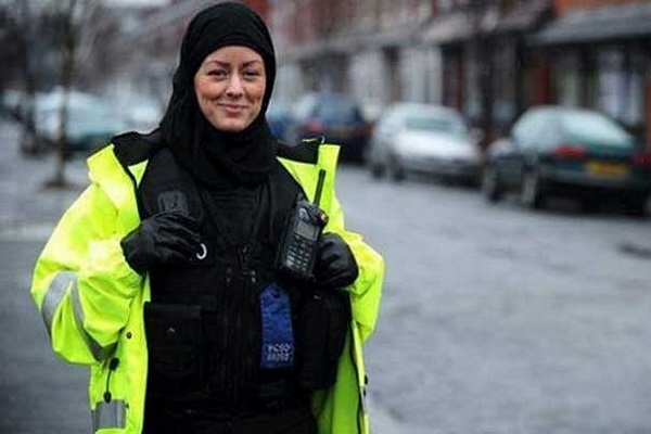 Hollanda'da polise başörtüsü yasağı İnsan Hakları Komisyonuna taşındı