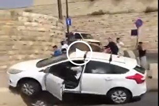 بالفيديو..مستوطن صهيوني يدهس فلسطينيين بسيارته قرب «الأقصى»