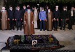 Imam Chamenei verrichtet Totengebet für Ayatollah Fateminia