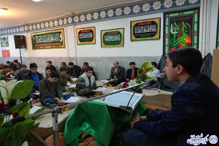 محفل استماع تلاوت با حضور دانش‌آموزان قرآنی و انقلابی