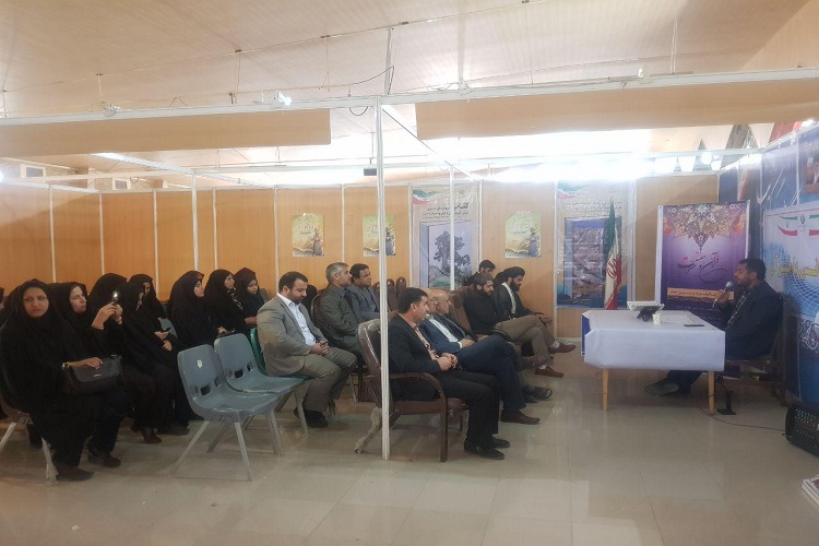 محفل انس با قرآن در نمایشگاه کتاب یاسوج برگزار شد محفل انس با قرآن در نمایشگاه کتاب یاسوج برگزار شد