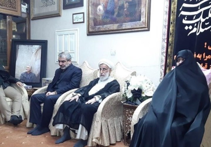 حضور آیت‌الله جنتی در منزل شهید قاسم سلیمانی