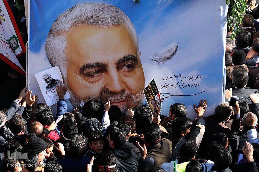 اهتزاز بزرگترین پرچم یادبود شهید حاج قاسم سلیمانی در برج میلاد