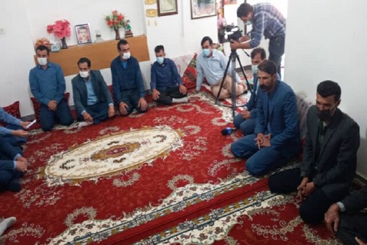 دیدار مشاور عالی بنیاد شهید و امور ایثارگران با خانواده فرزند شهیدی که خودسوزی کرد