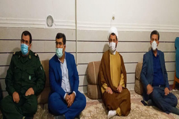 دیدار مسئولان با خانواده شهدای دانش&zwnj;آموز دهدشت