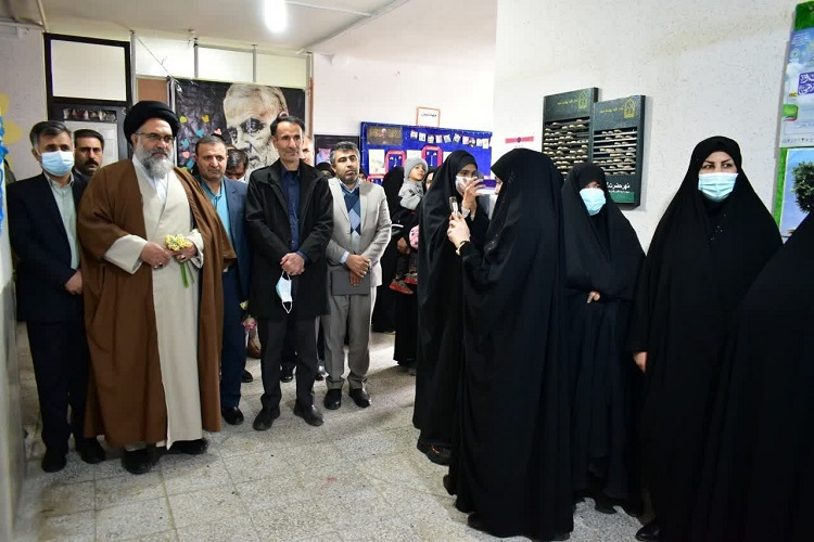 بازدید نماینده ولی فقیه در استان از دبیرستان دخترانه معارف