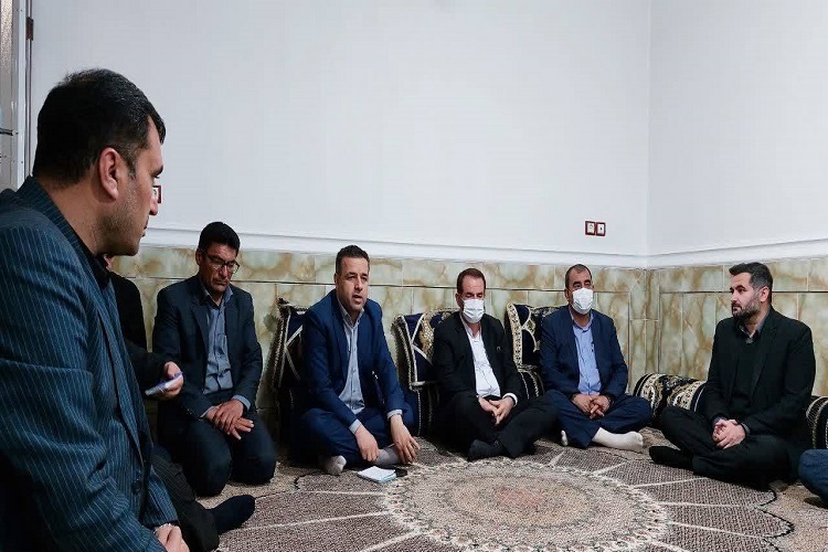 دیدار استاندار و مسئولان بنیاد شهید با خانواده شهید رحیمی