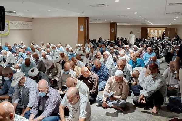 برپایی دعای کمیل با حضور زائران ایرانی در مدینه منوره