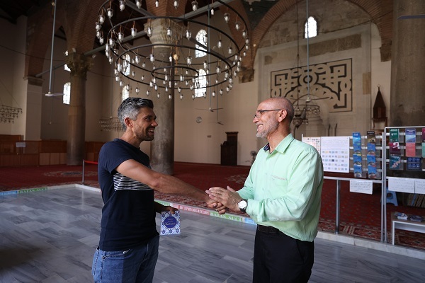 ملاقات واعظ ترکیه‌ای با گردشگران خارجی در مسجد عیسی بیگ