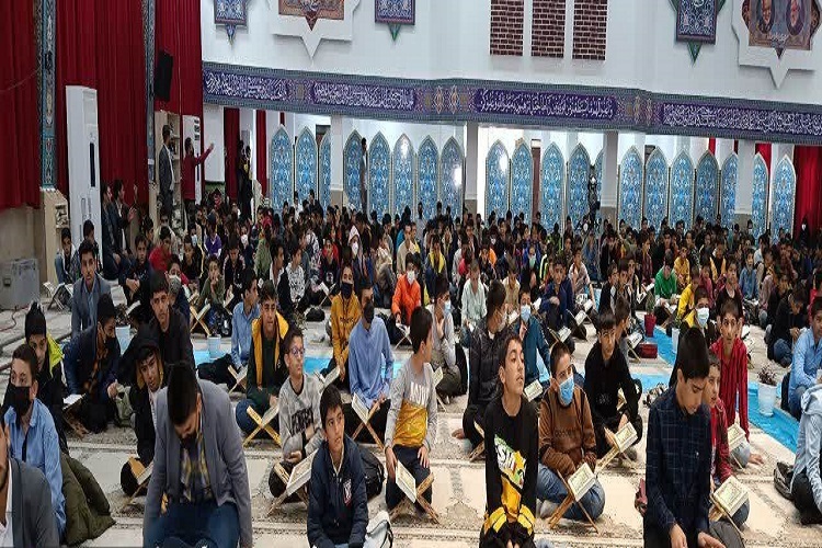 حضور دانش‌آموزان در محفل انس با قرآن در حسینیه ثارالله یاسوج