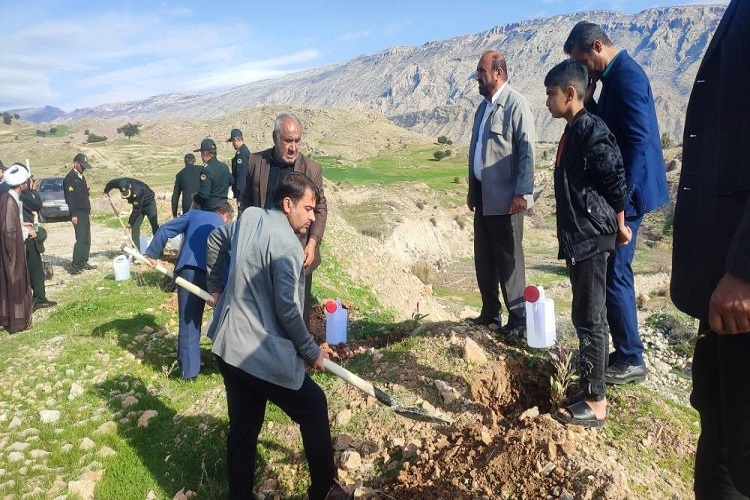 آئین کاشت نهال در لنده با حضور مسئولان