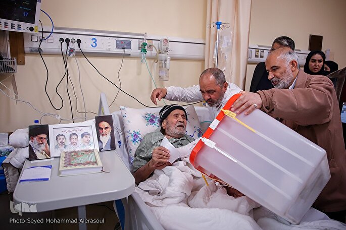 عکس | صندوق سیار انتخابات در بیمارستان امام رضا(ع) مشهد