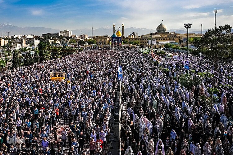 نماز عید فطر در جوار سیدالکریم(ع)