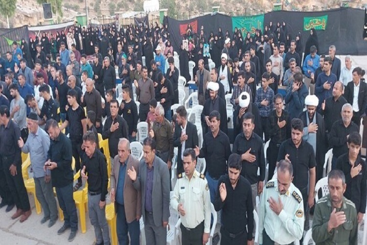 حضور مردم  و مسئولان در یادواره شهدای روستای کمردوغ چاروسا