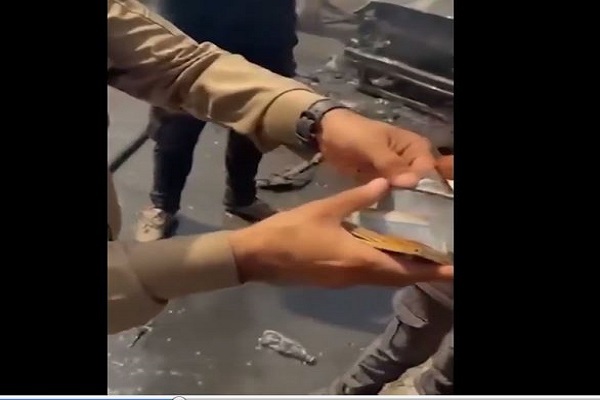 قرآنی که سالم از خودروی سوخته بیرون آورده شد + فیلم