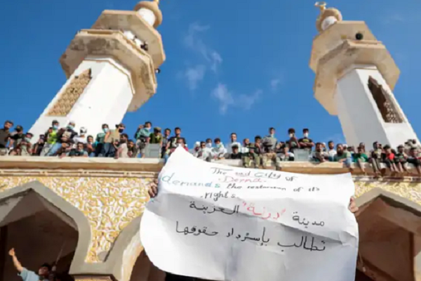 تظاهرات لیبیایی‌ها علیه فساد حکومت مقابل مسجد ویران شده «درنه» + فيلم