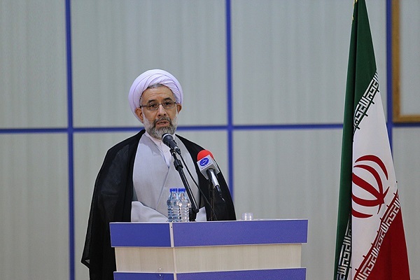 ایمان و علم دو ابزار مهم انسان برای رسیدن به هدف نهایی است