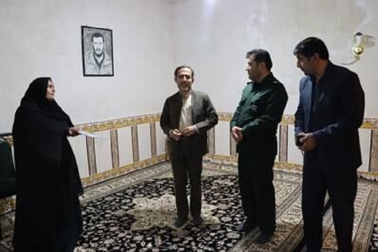 مراسم دیدار فرماندار بویراحمد به همراه هیئت همراه با خانواده شهدای کارمند