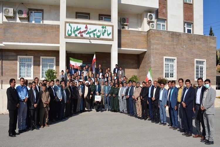 تجمع خودجوش جامعه فرهنگیان استان از اقدام سپاه در حمله به اسرائیل در محوطه اداره‌کل آموزش و پرورش