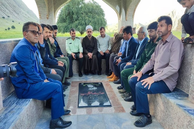 مراسم گرامیداشت شهید هدایت‌الله طیب در جوار مزار آن شهید والامقام در روستای روستای موگر لنده با حضور مسئولان