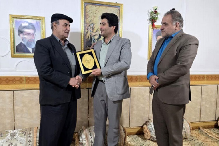 دیدار رئیس و مجموعه جهاددانشگاهی کهگیلویه‌وبویراحمد با جانباز ۵۰ درصد یاسوجی، خیرالله رضایی