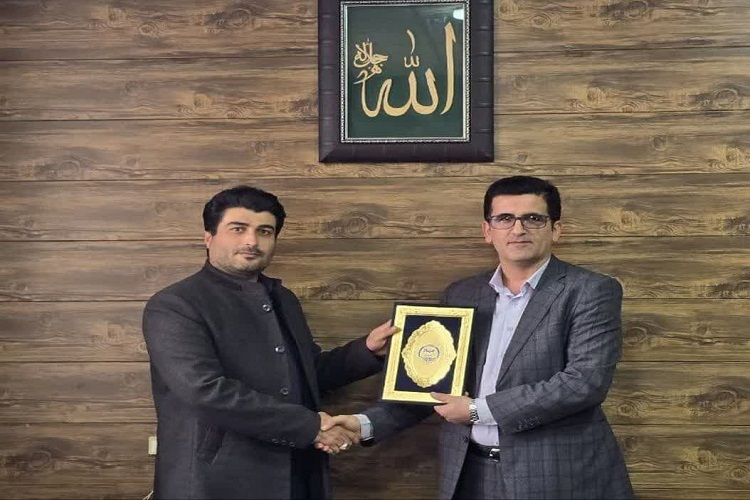 اهدای ابلاغیه سرپرست معاونت فرهنگی جهاددانشگاهی از سوی ریاست این واحد اهدای ابلاغیه سرپرست معاونت فرهنگی جهاددانشگاهی از سوی ریاست این واحد