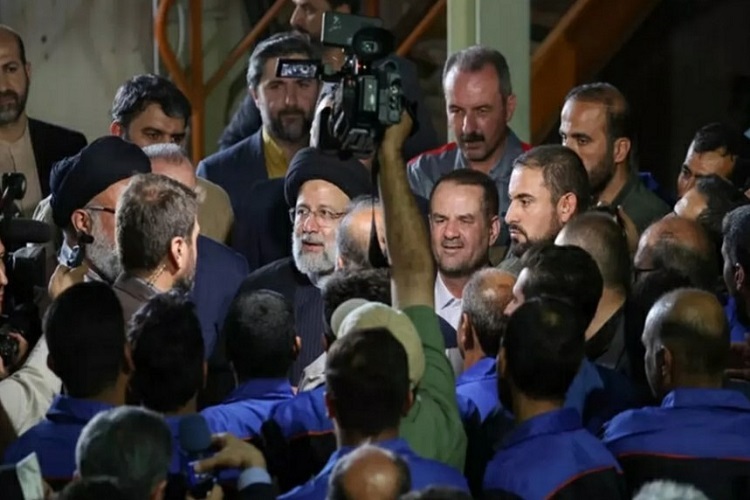 حضور آیتالله رئیسی در جمع کارگران کارخانه قند یاسوج جهت راهاندازی مجدد حضور آیتالله رئیسی در جمع کارگران کارخانه قند یاسوج جهت راهاندازی مجدد