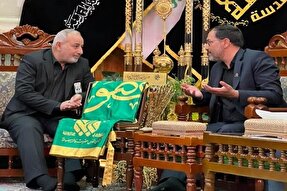 اهدای پرچم متبرک حرم حضرت معصومه(س) به عتبه مقدسه عباسیه