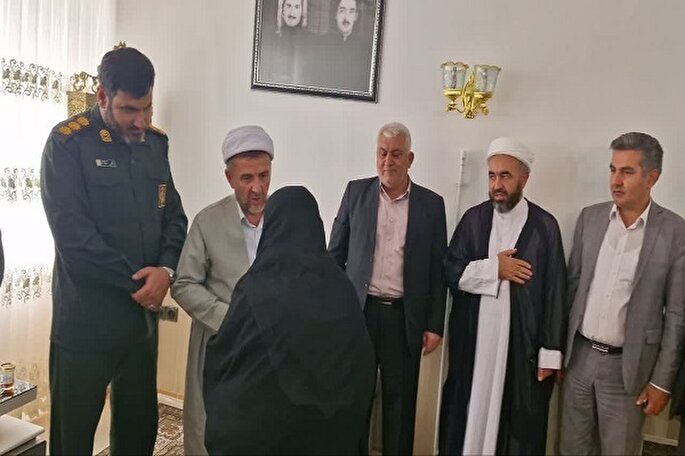 فرمانده سپاه مهاباد با خانواده شهید عبدالله جنگلی دیدار کرد