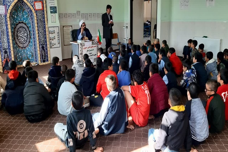 نشست نمازی با حضور دانش‌آموزان و حجت‌الاسلام مصباح، رئیس اداره قرآن و عترت آموزش و پرورش کهگیلویه‌وبویراحمد