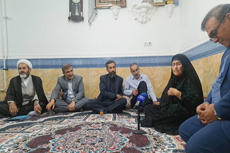 مسئولان کشوری و استانی در دیدار با خانواده‌های شهدای استان