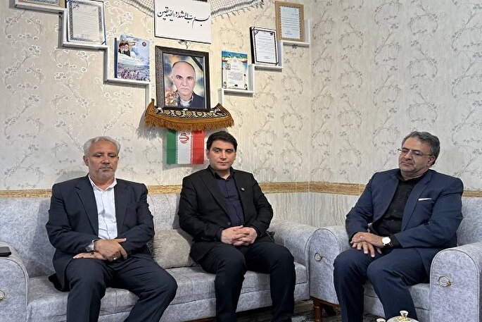 دیدار استاندار کردستان با خانواده شهدای حملات تروریستی رژیم صهیونیستی