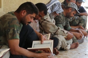 I combattenti anti-Isis recitano il Corano al fronte + FOTO
