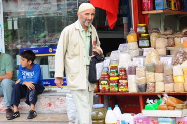 L’ingegnere in pensione che insegna il Corano nel bazar di Istanbul