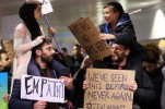 La protesta contro Trump che ha unito una bambina musulmana e un bambino ebreo