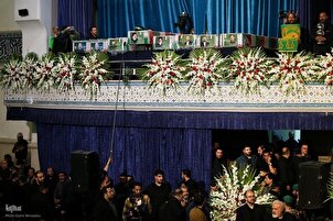 Tehran: i fedeli accolgono il feretro presidente Raisi nella grande Mosalla di Tehran