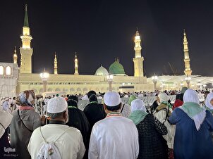 I pellegrini visitano la Moschea del Profeta a Medina