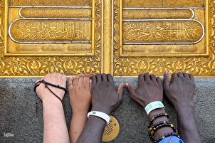 Santa Mecca: pellegrini pregano nella Masjid al-Haram