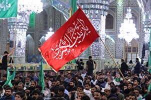 Pellegrini pakistani e indiani al mausoleo dell'Imam Reza