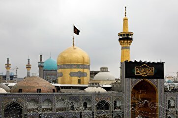 Fotos: Santuário do Imam Reza coberto de preto antes do aniversário do martírio do Imam Sadiq