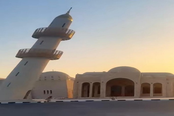 Мечеть с падающим минаретом в Катаре + видео