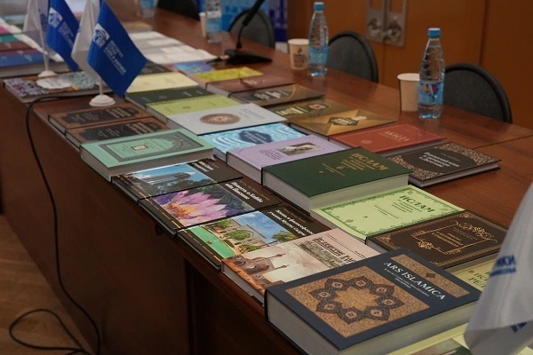 Дарение книг Фонда Ибн Сины в ИСАА МГУ