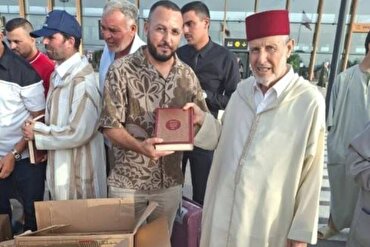 Вручение Корана прибывающим пассажирам в аэропорту Аль-Аруи в Марокко + фото