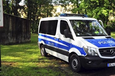 Almanya'da bir kadın, saldırdığı kız çocuklarından birinin başörtüsünü zorla çıkardı