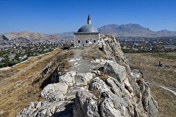 Süleyman Han Camisi , Van Kalesi’nin zirvesinde ziyaretçilerini ağırlıyor
